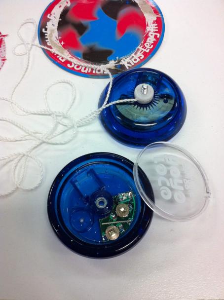Smiggle yo-yo with button batteries exposed.jpg